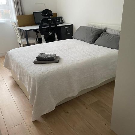 Bedroom With An Office Desk In A Shared 2 Bedroom Flat Near Canary Wharf London Exterior photo